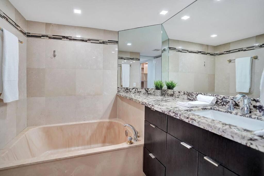 Apartment Sky High Penthouse! Water & Views
