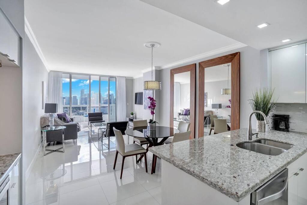 Sky High Penthouse! Water & Views Miami