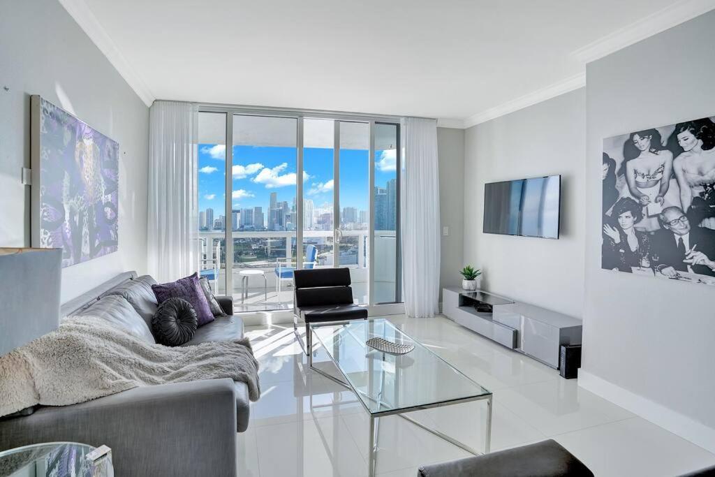 Sky High Penthouse! Water & Views