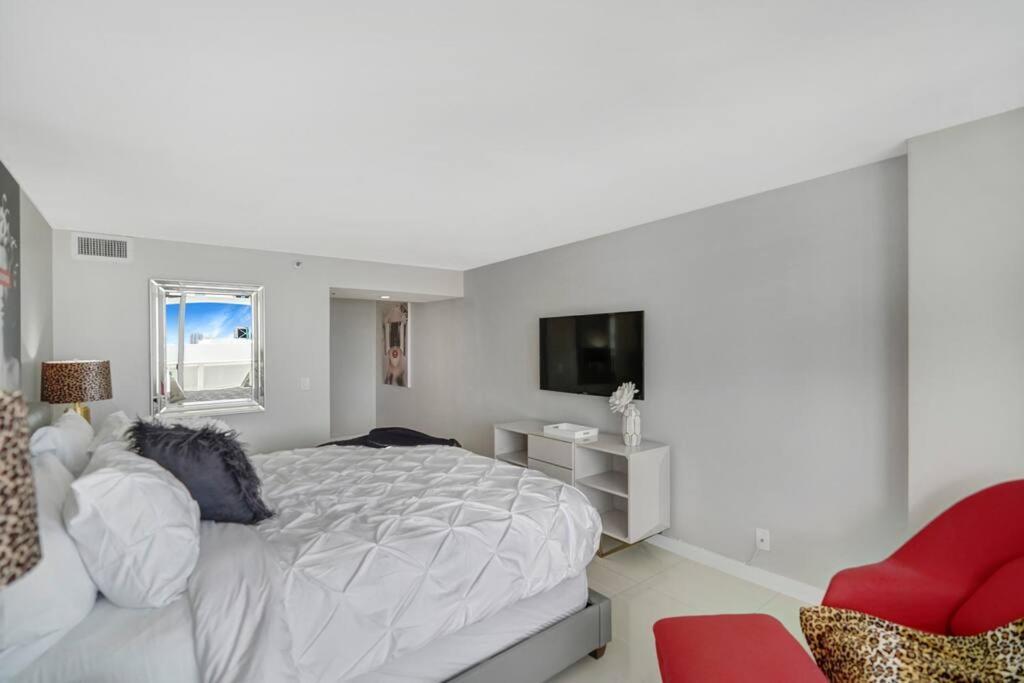 Apartment Sin City! Brand New And Water View!