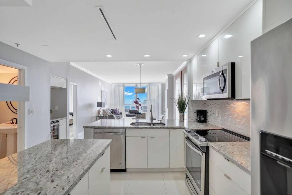Sky High Penthouse! Water & Views Miami