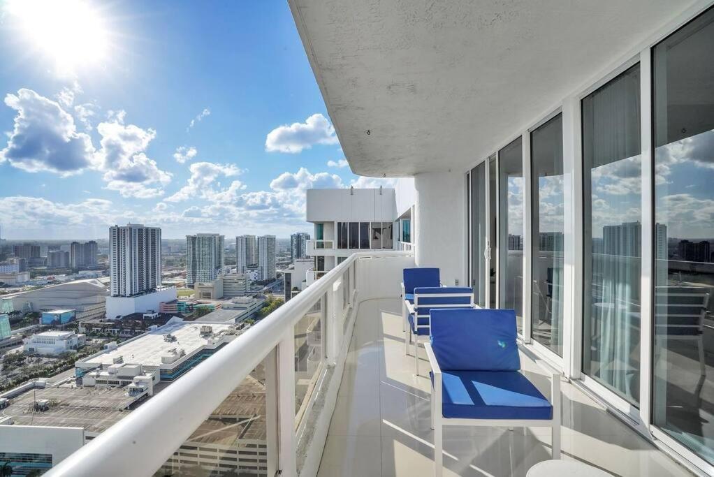 Sky High Penthouse! Water & Views Apartment *