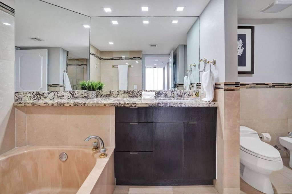 Sky High Penthouse! Water & Views Apartment *