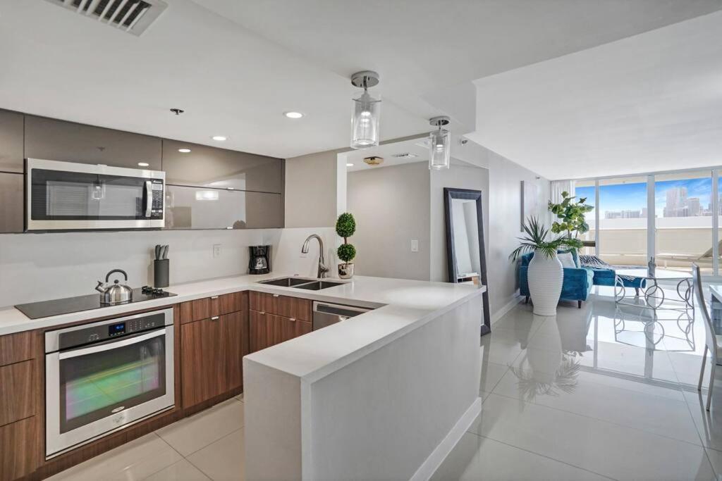 Apartment Sin City! Brand New And Water View! Miami