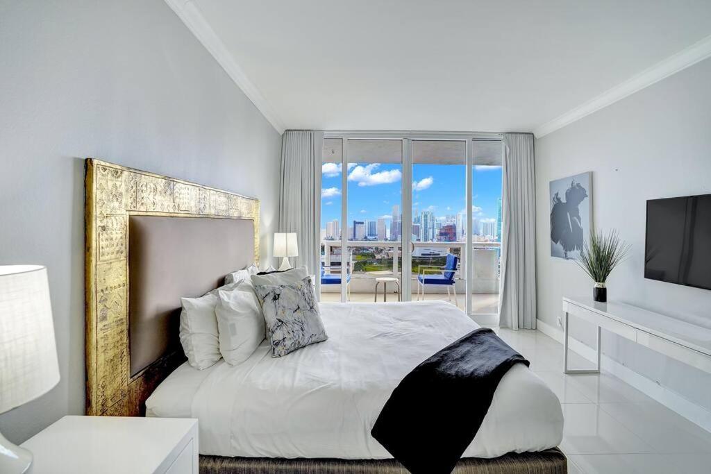 Sky High Penthouse! Water & Views