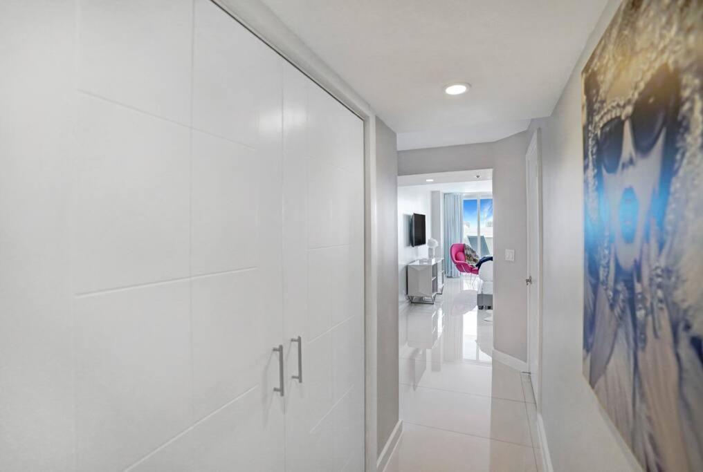 Apartment Sin City! Brand New And Water View!