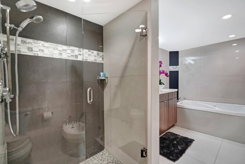 Sin City! Brand New And Water View! Apartment