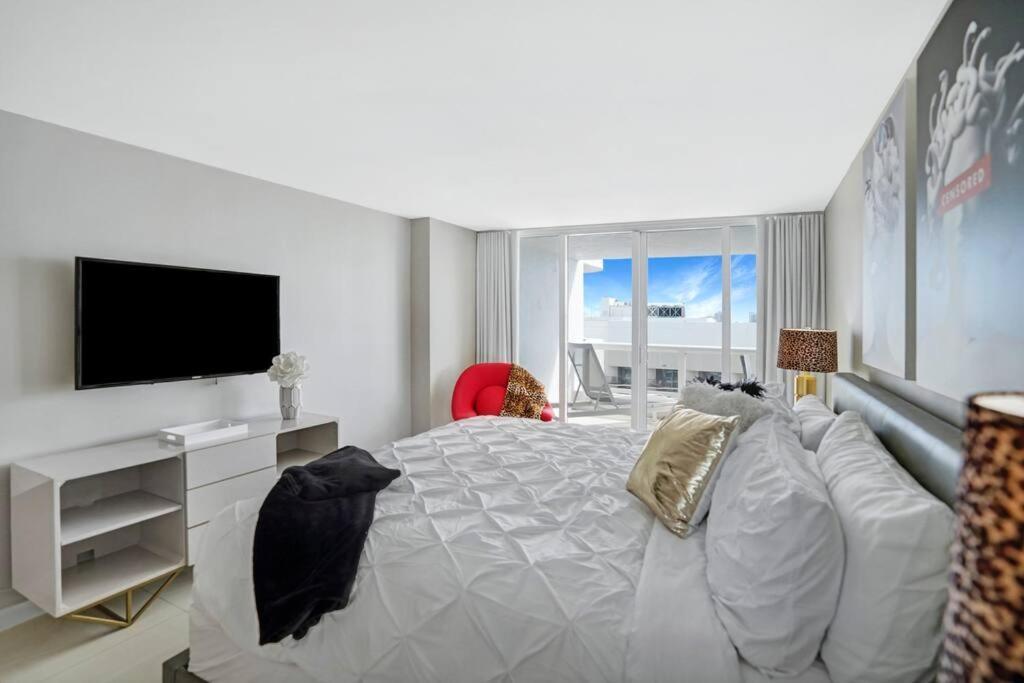 Apartment Sin City! Brand New And Water View! *