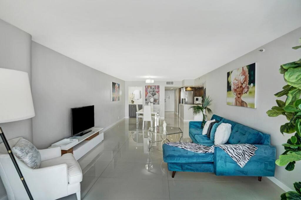 Apartment Sin City! Brand New And Water View! Miami