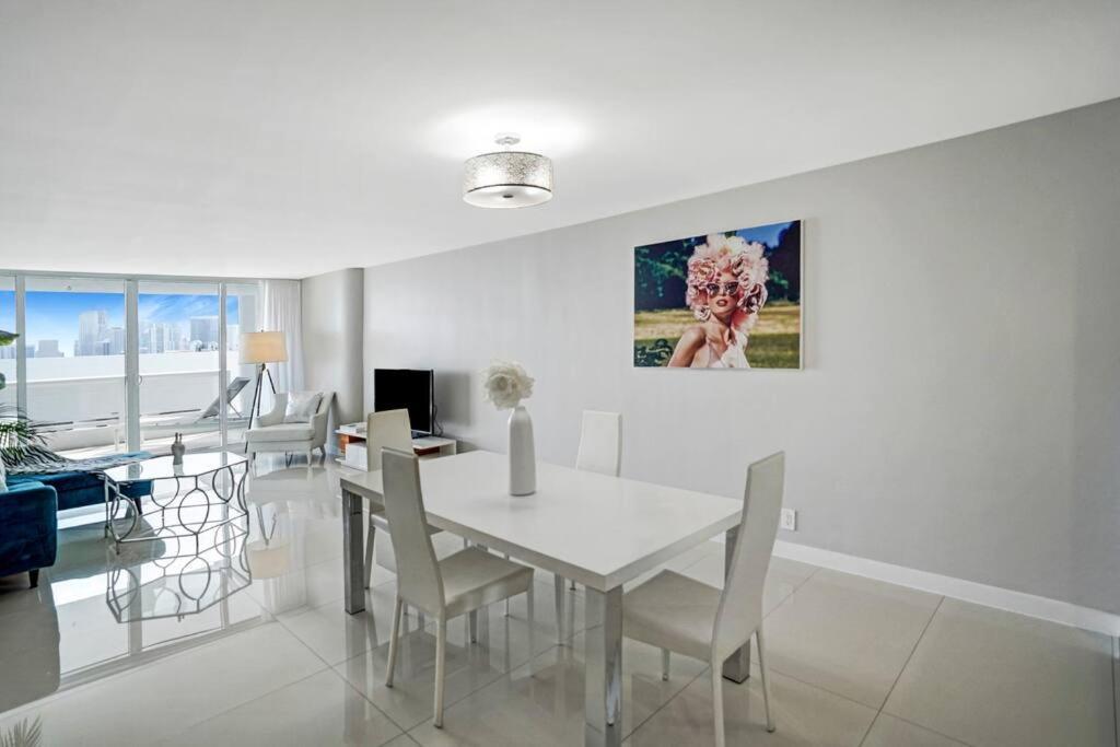Apartment Sin City! Brand New And Water View! Miami