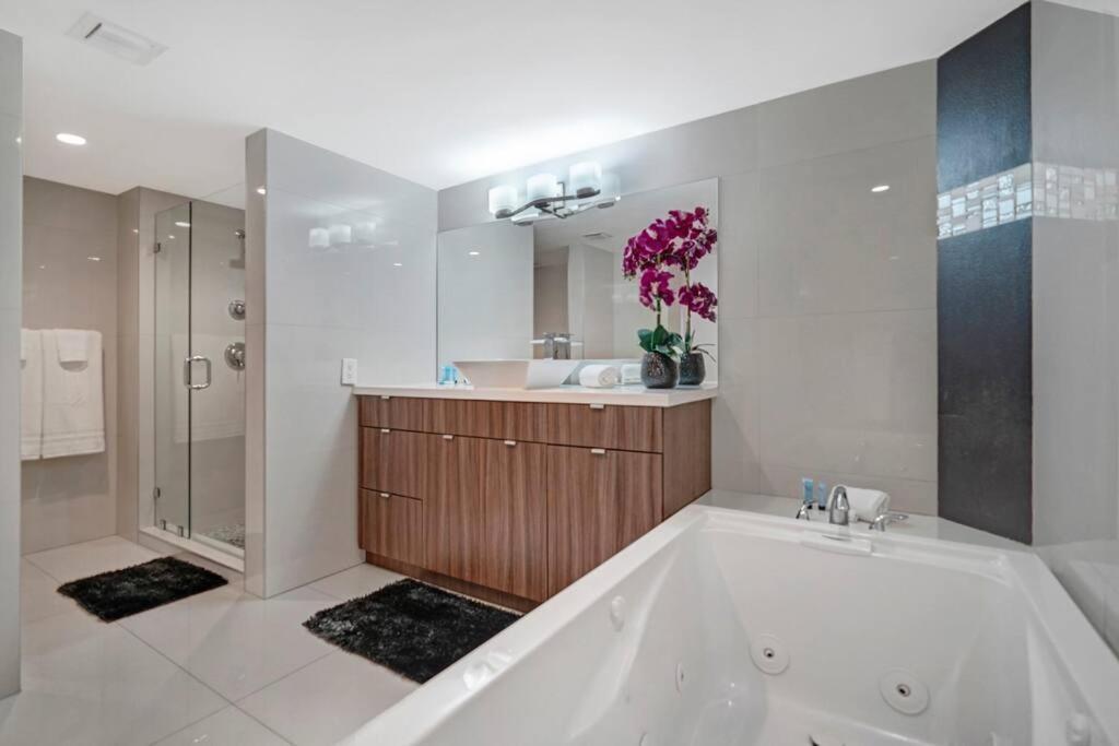 Apartment Sin City! Brand New And Water View!