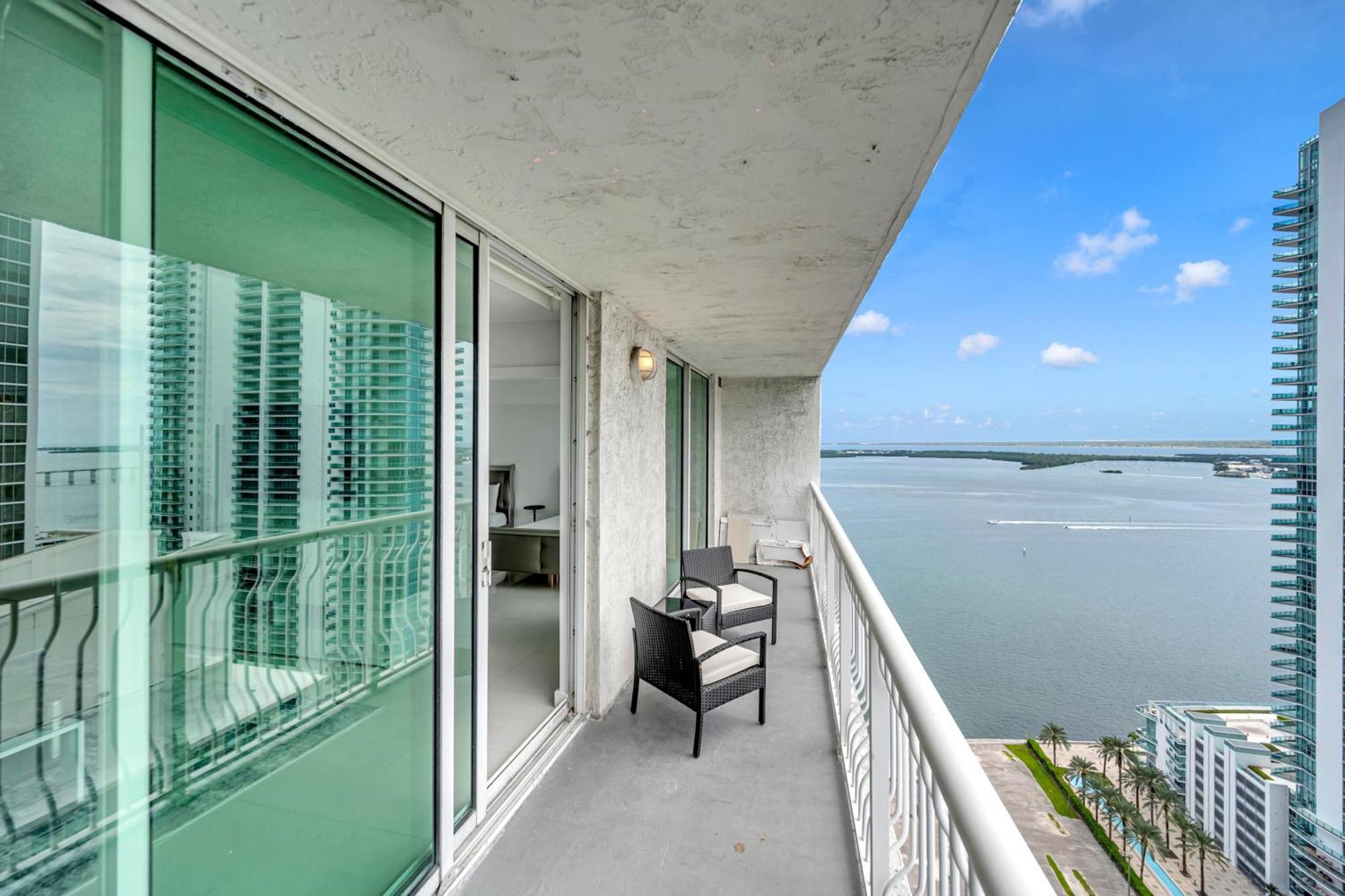 Brickell - Panoramic Views - Free Parking Apartment *