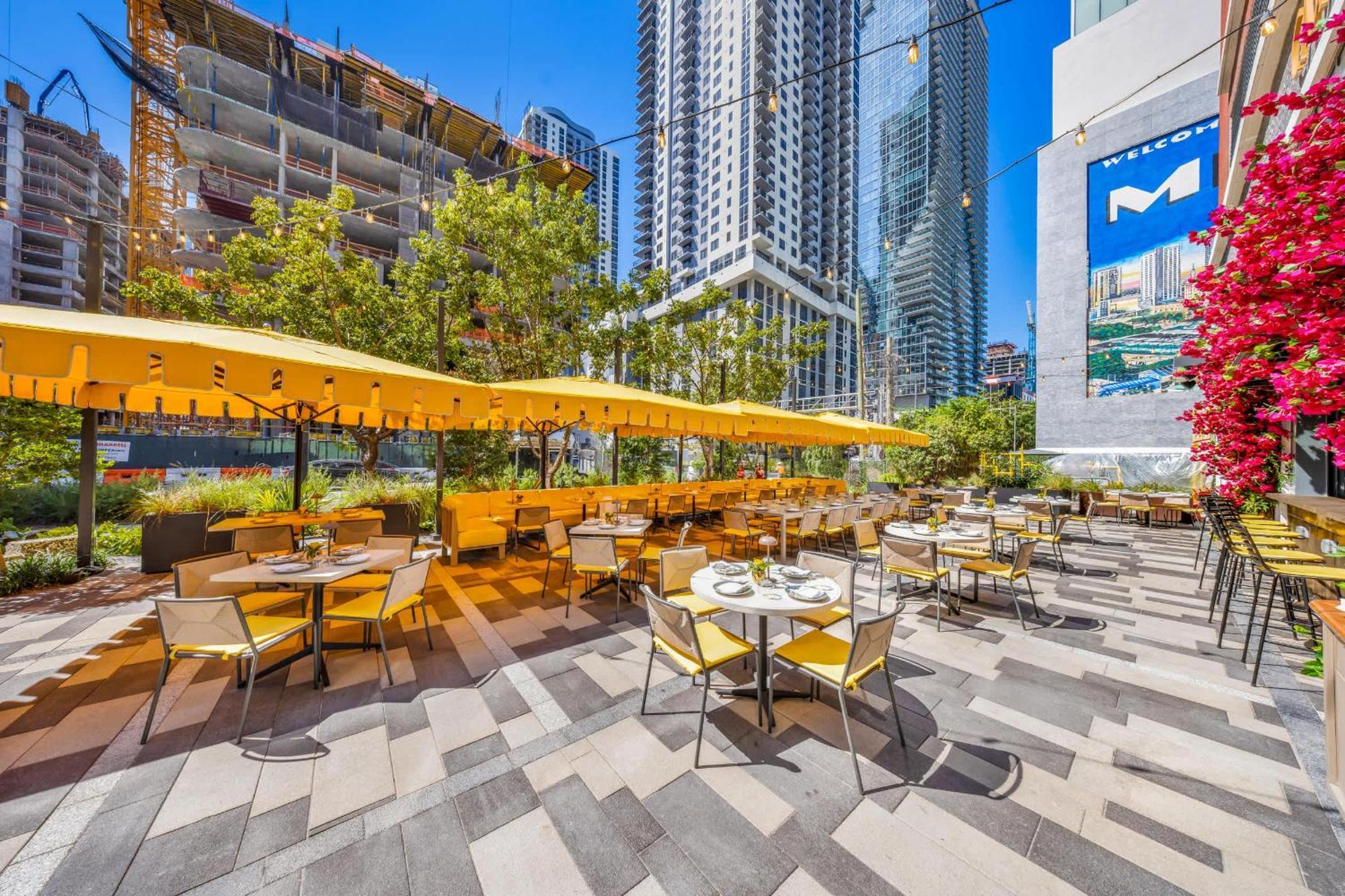Apartment Upscale 3br Escape With Downtown & Water Views *