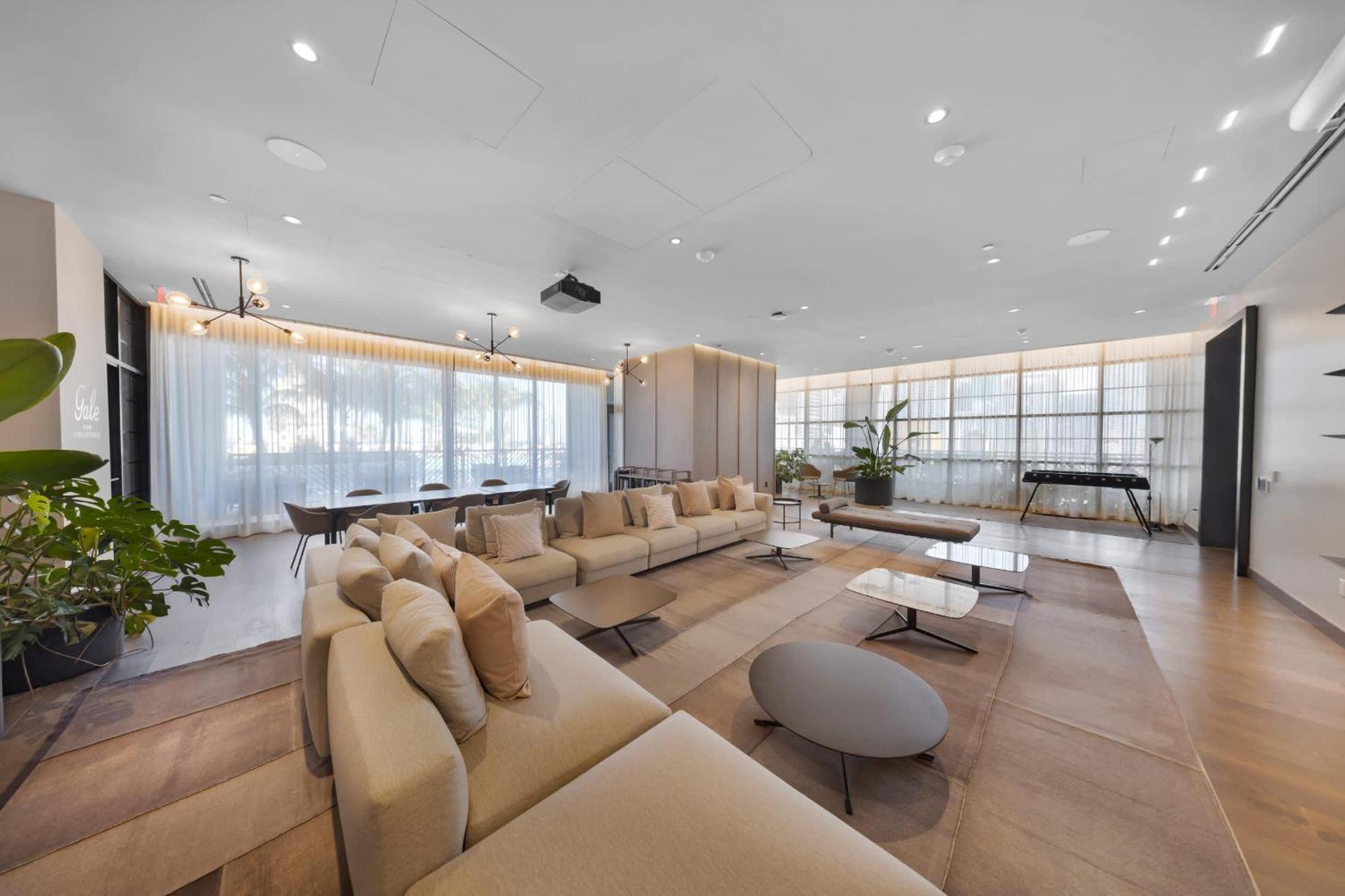 Upscale 3br Escape With Downtown & Water Views Apartment *