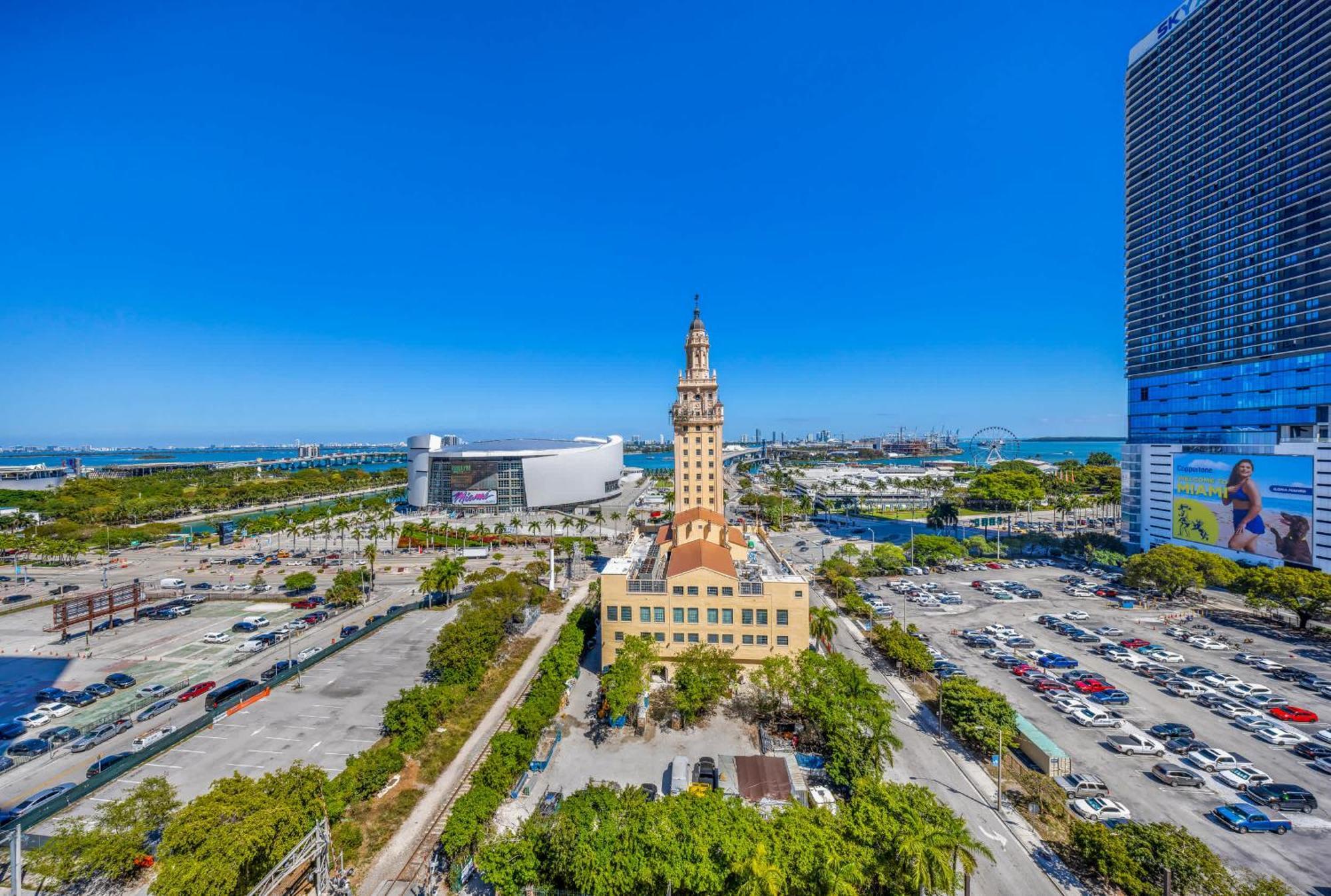 Upscale 3br Escape With Downtown & Water Views Apartment