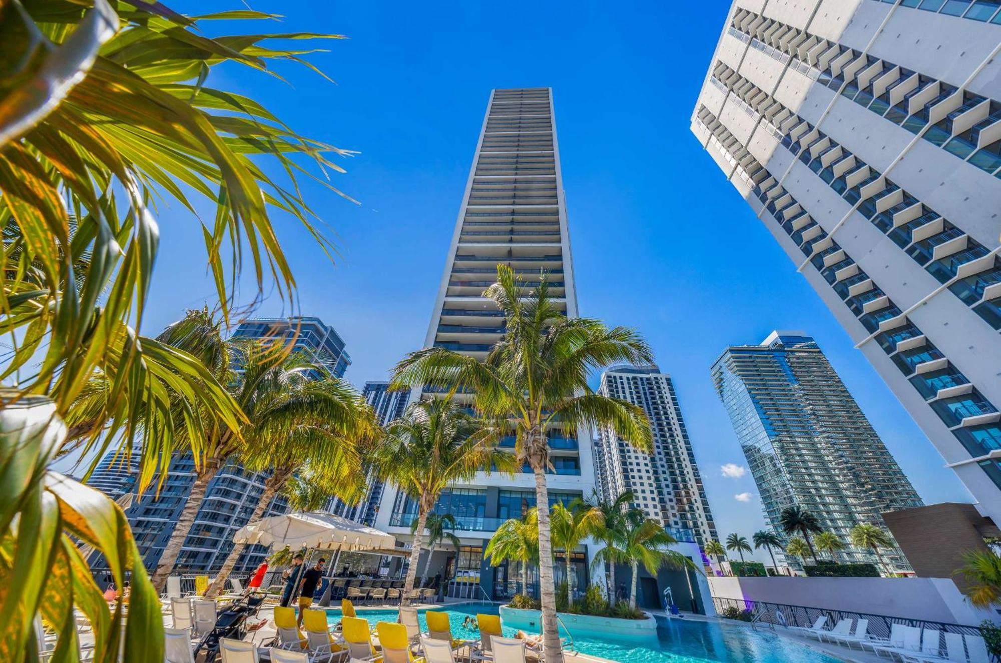 Upscale 3br Escape With Downtown & Water Views *