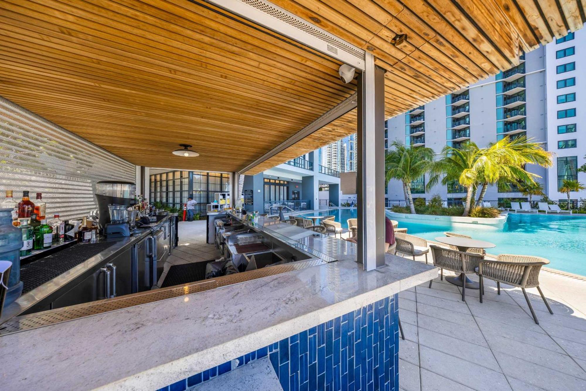 Upscale 3br Escape With Downtown & Water Views