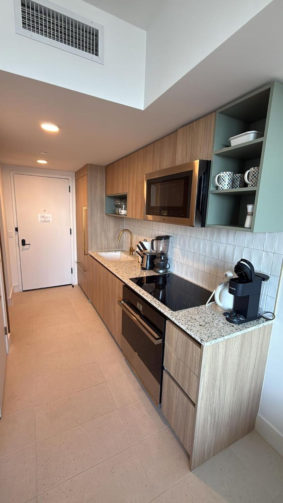 Apartment New Unit Dwntwn Near Kaseya Center