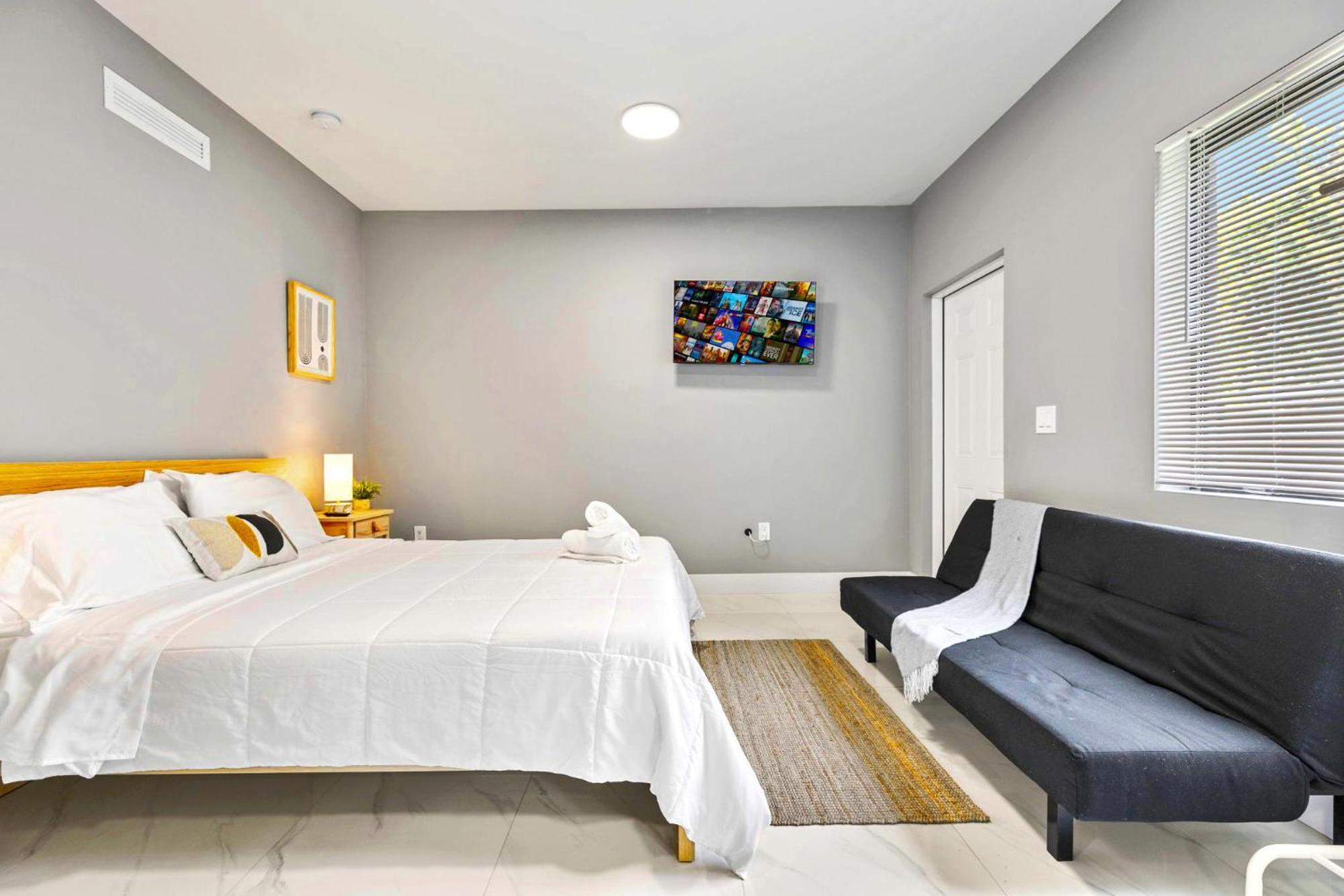 Apartment Comfy & Charming W Beautiful Space! *