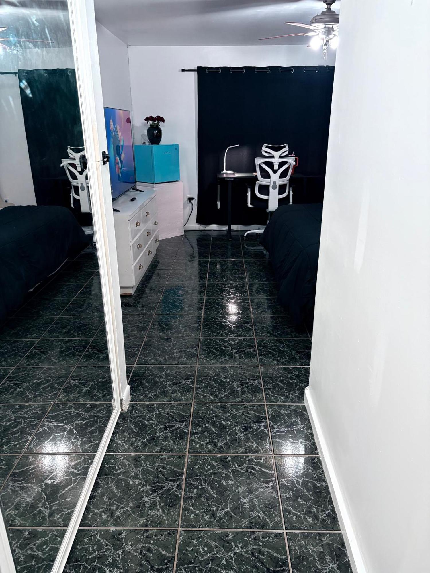 Miami Peaceful King Bed With 65 Inch Smart Tv, Netflix, Airplay, Ergonomic Desk And 500 Mbps Wifi Near Fiu, Dolphin Mall, Airport Homestay Miami
