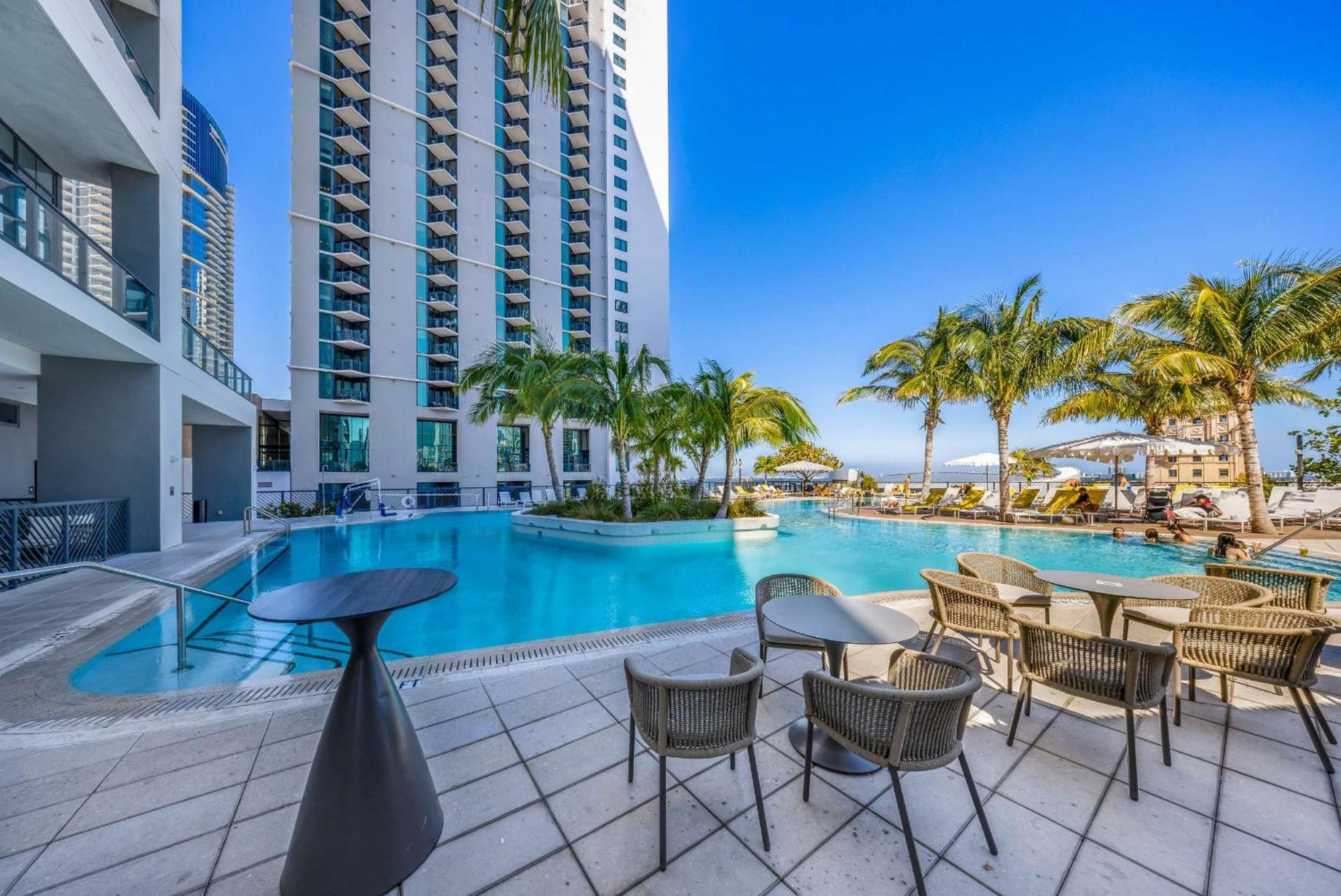 Skyline Escape Sleek 1br With Downtown Charm *