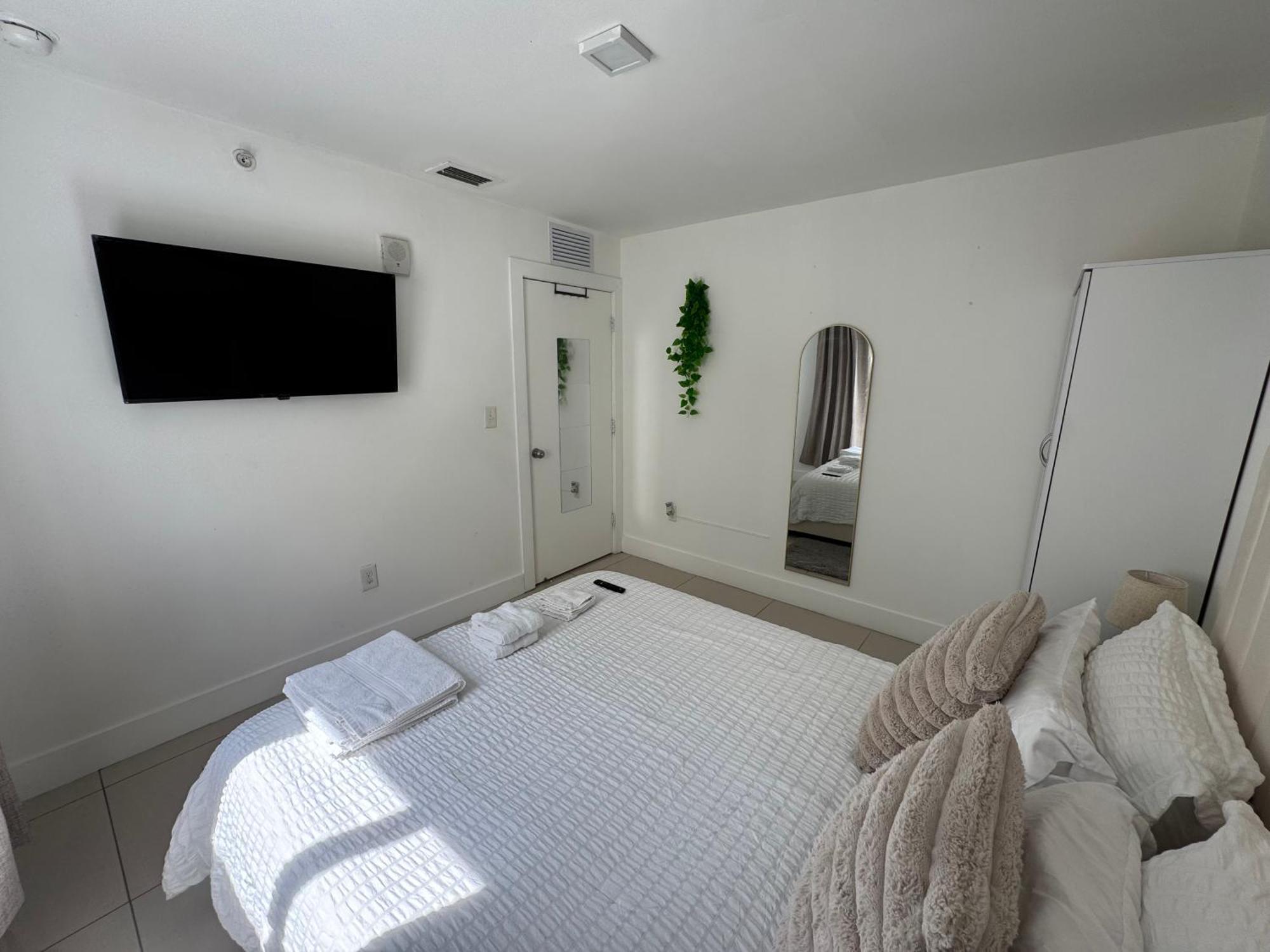 Modern Bedroom In Shared With Host Apartment