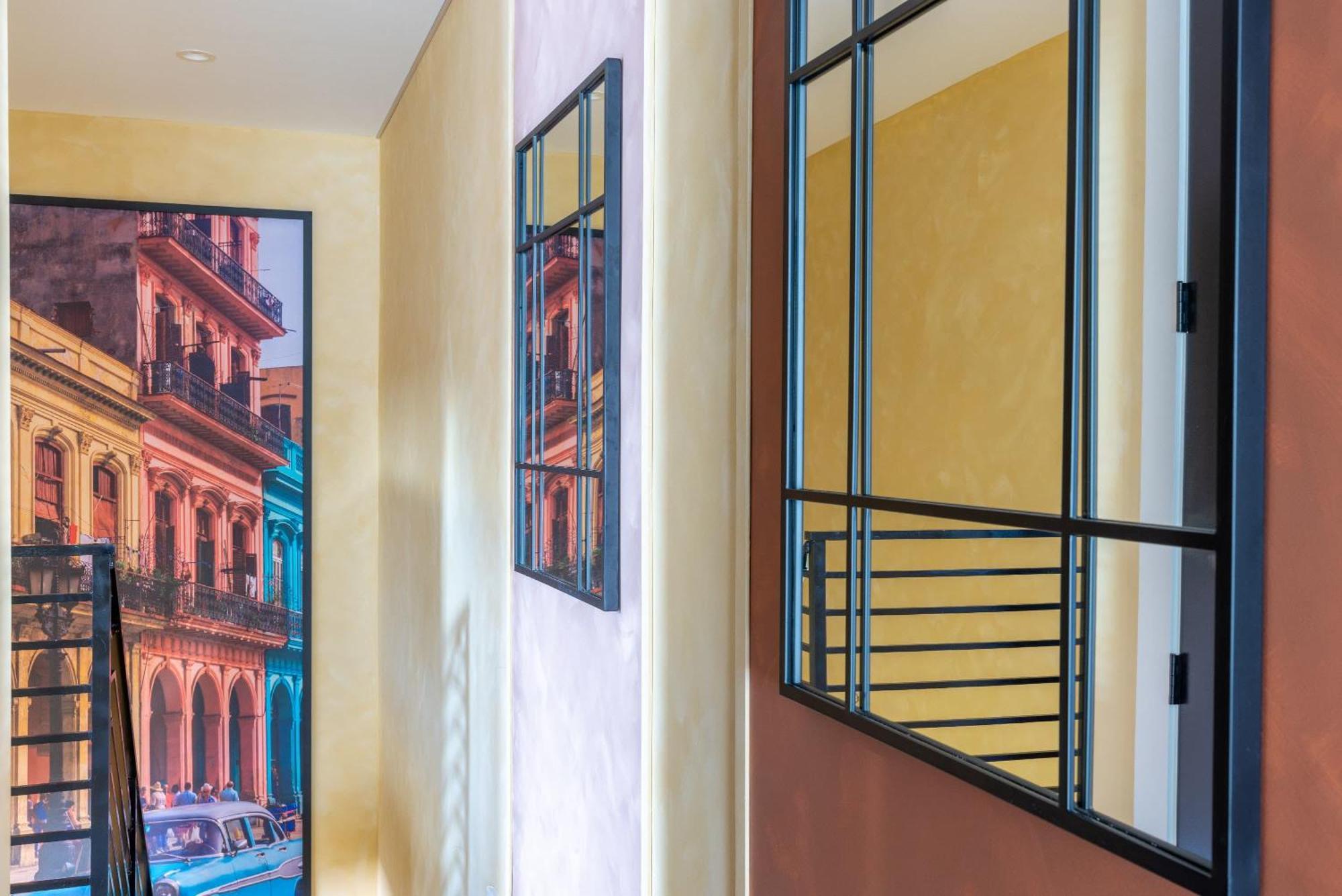 2 Homes Pools Kitchens Paris Cuba Design Holiday home *