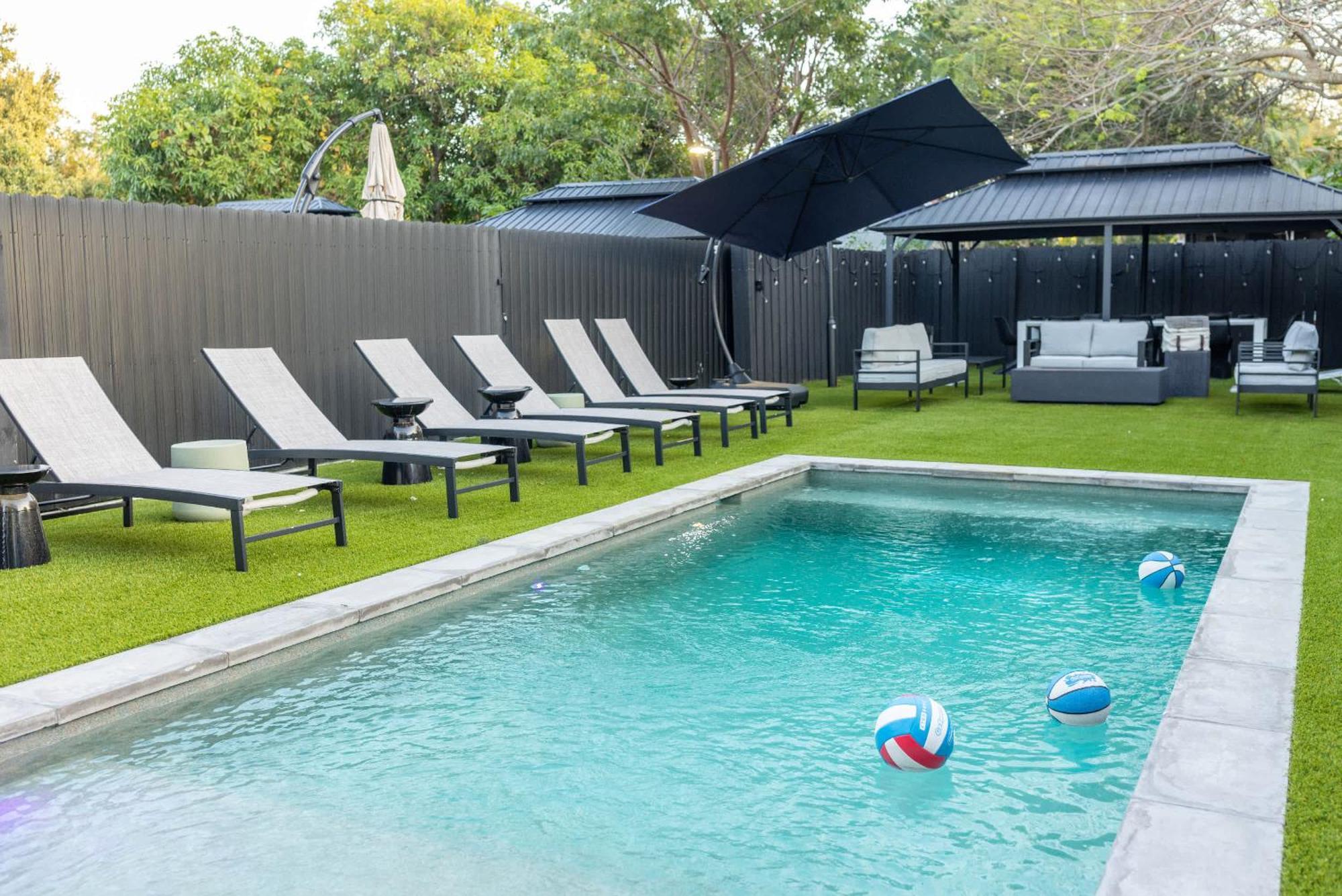 Holiday home 4br Paris Style Heated Pool New Build *