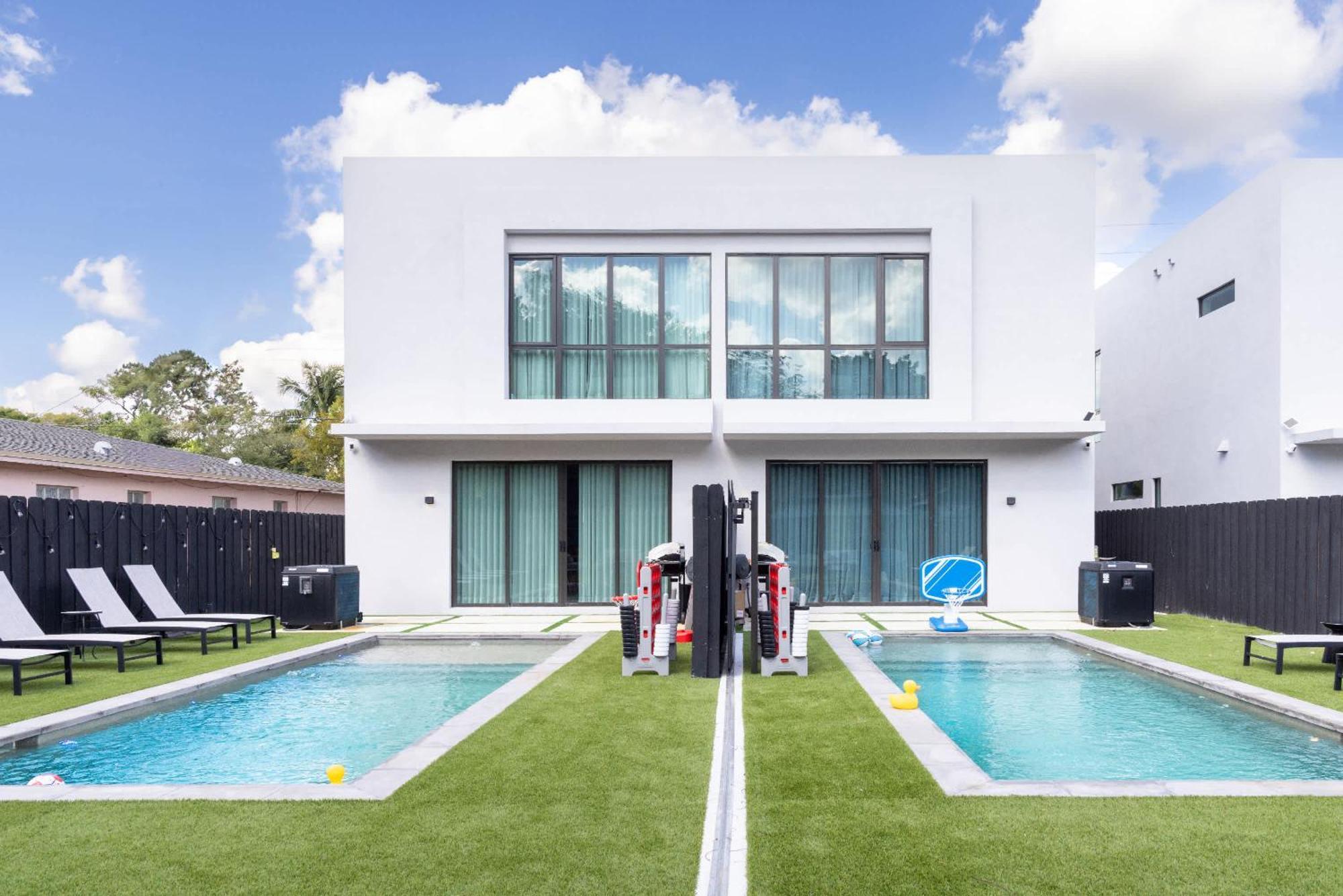 4br Paris Style Heated Pool New Build Holiday home