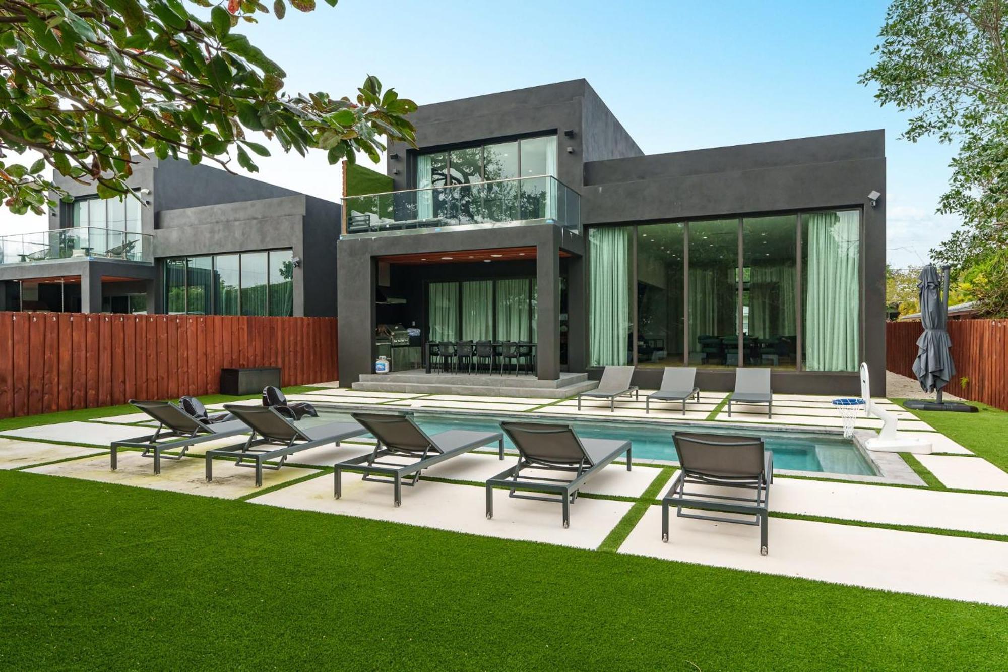 Holiday home Modern Build Heated Pool Huge Open Concept Miami