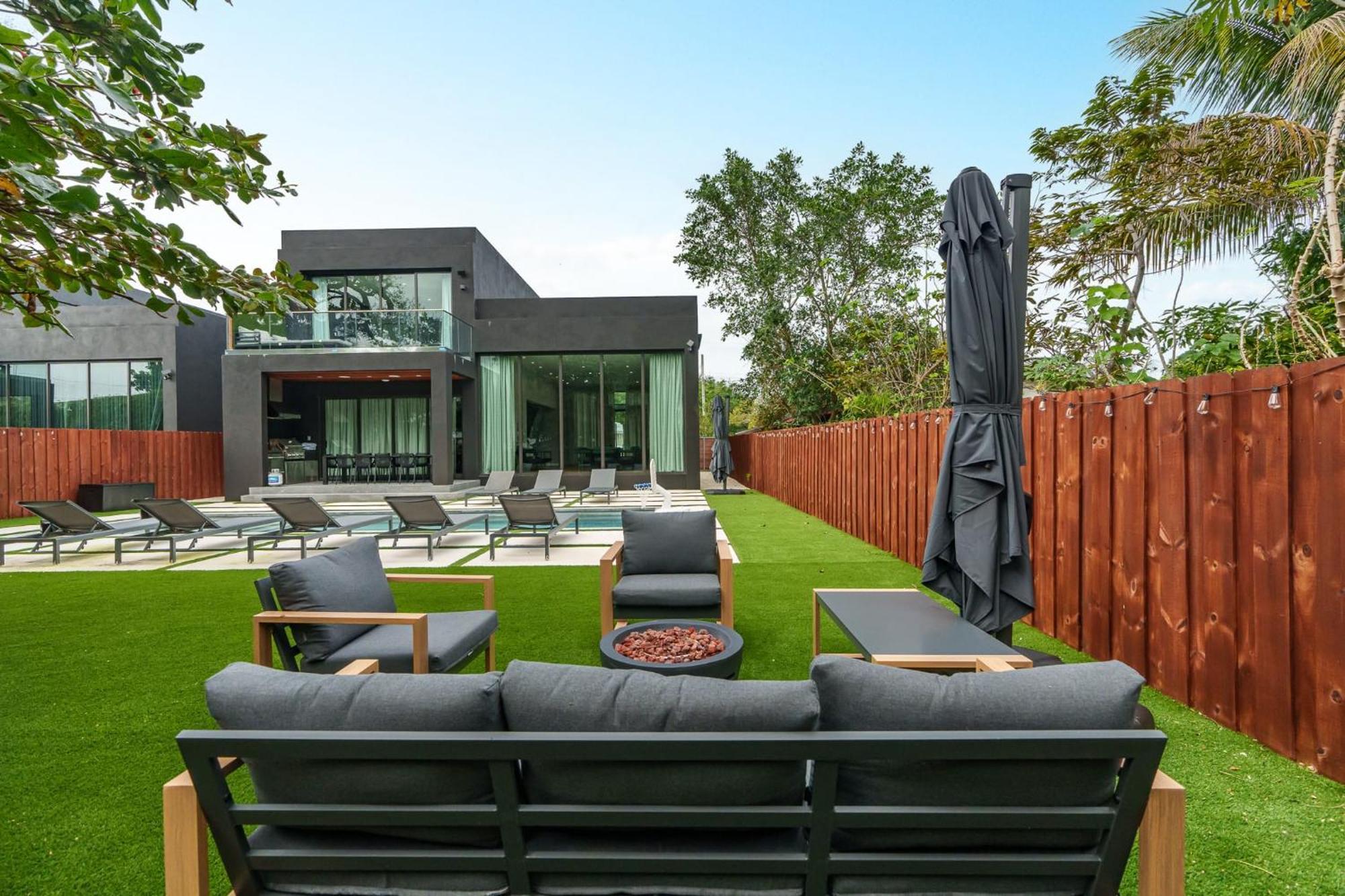 Holiday home Modern Build Heated Pool Huge Open Concept Miami