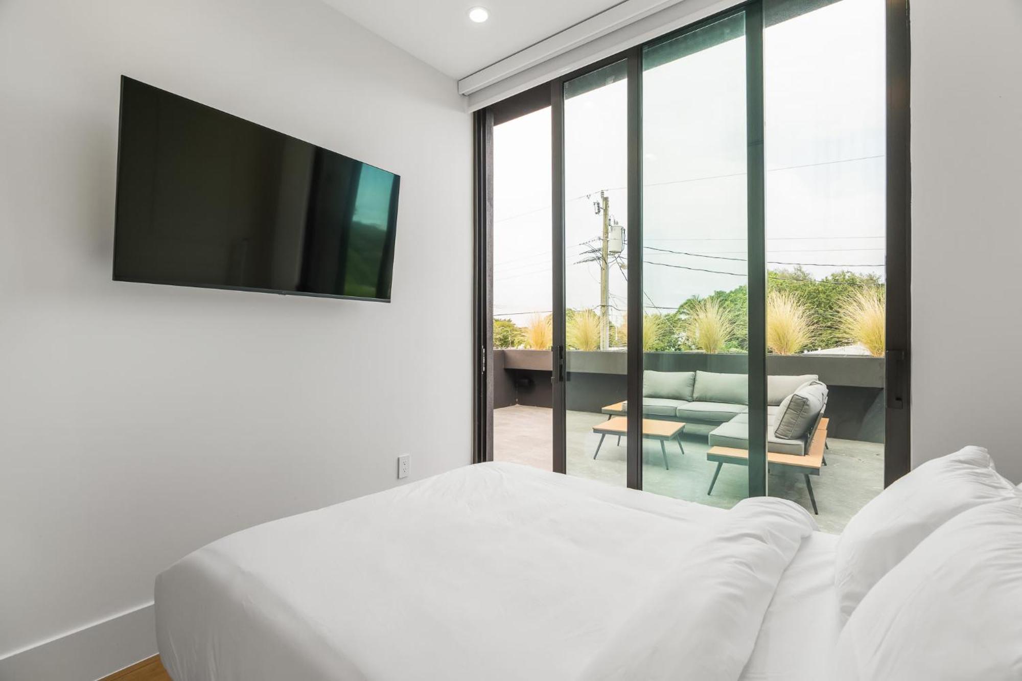 Modern Build Heated Pool Huge Open Concept Miami