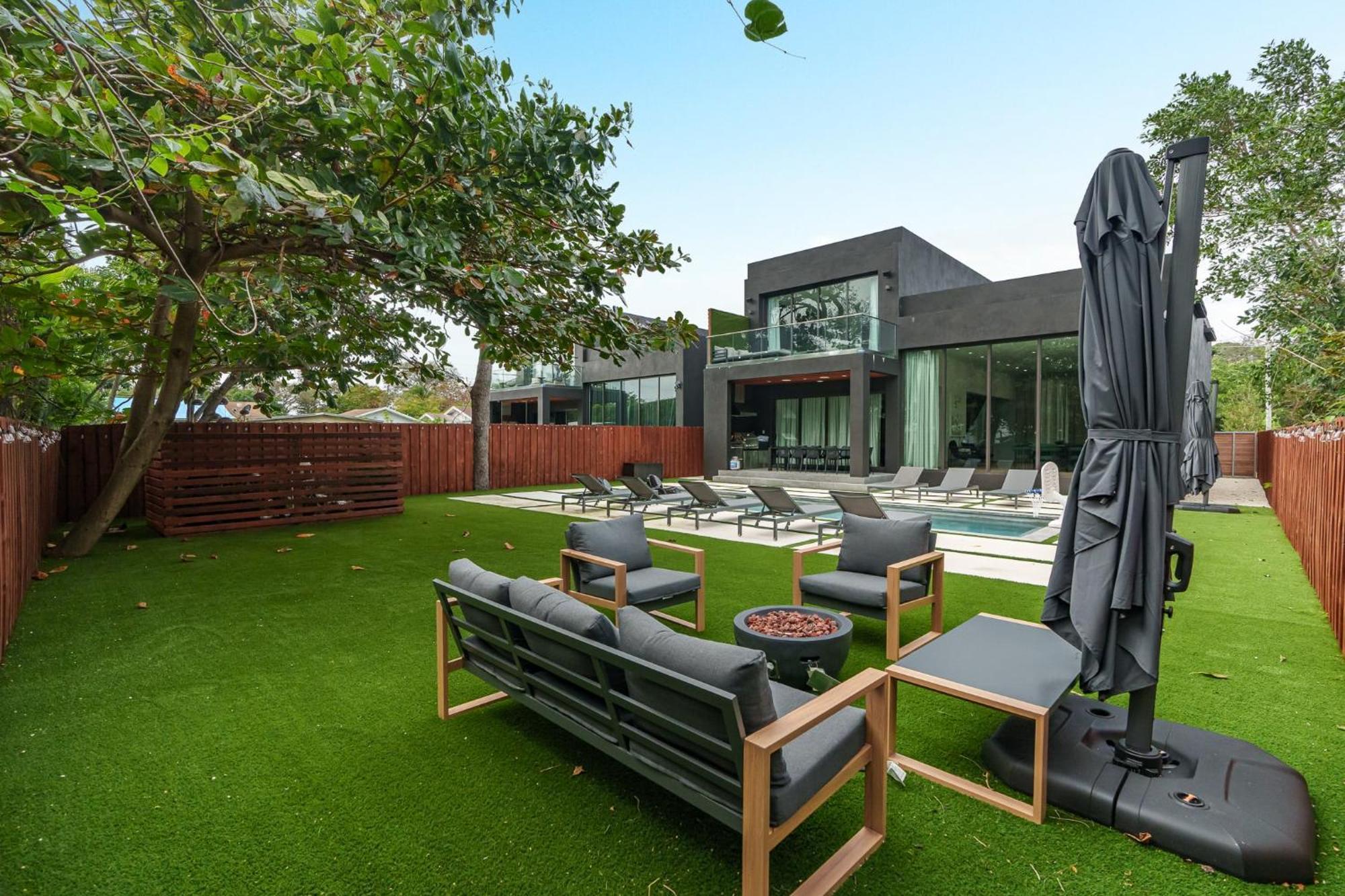 Modern Build Heated Pool Huge Open Concept Holiday home Miami