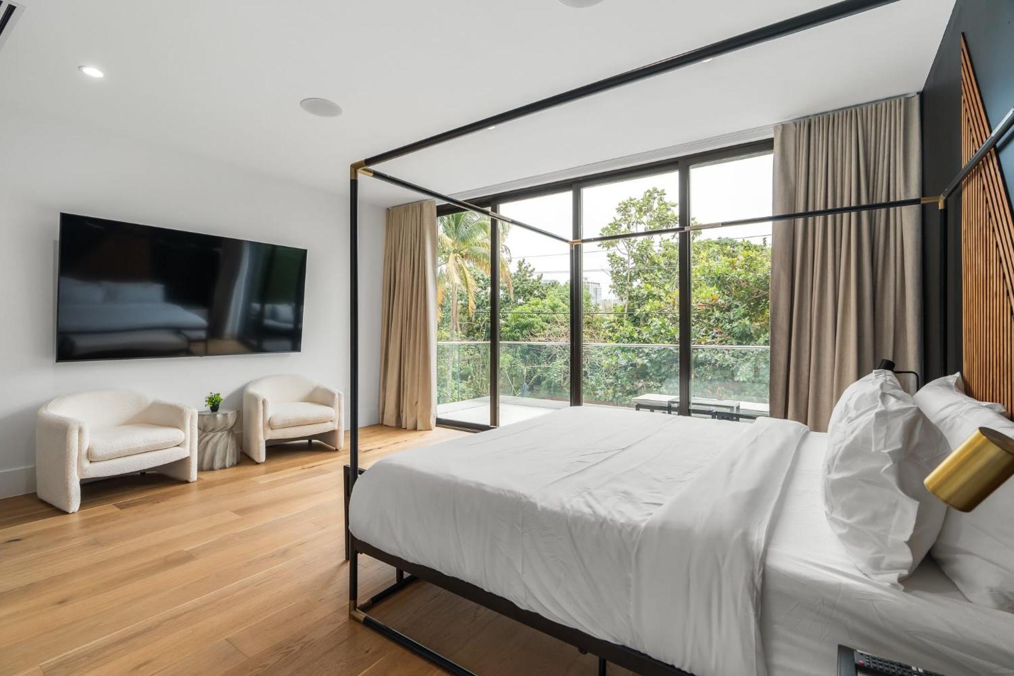 Modern Build Heated Pool Huge Open Concept Holiday home *