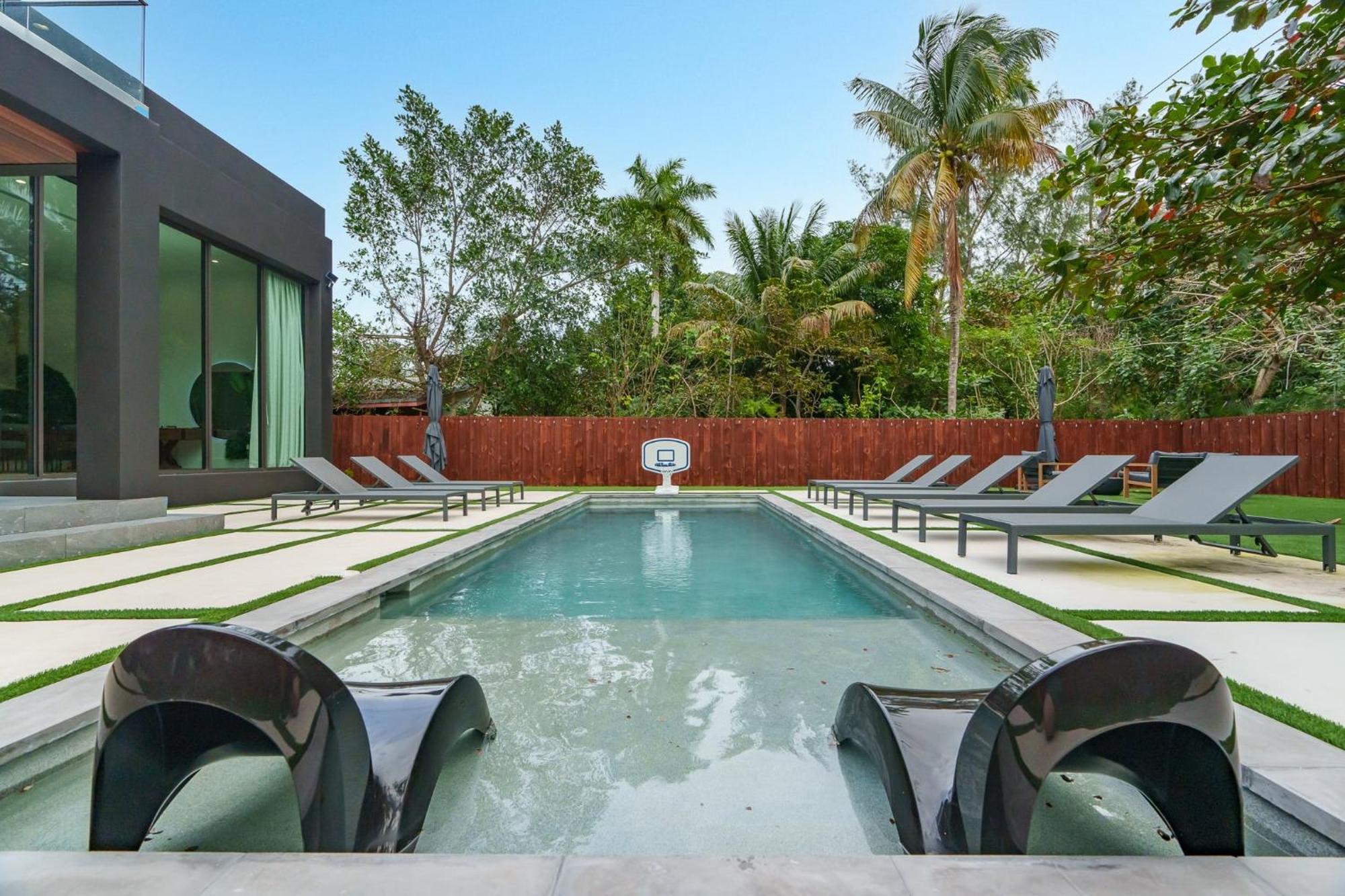 Holiday home Modern Build Heated Pool Huge Open Concept Miami