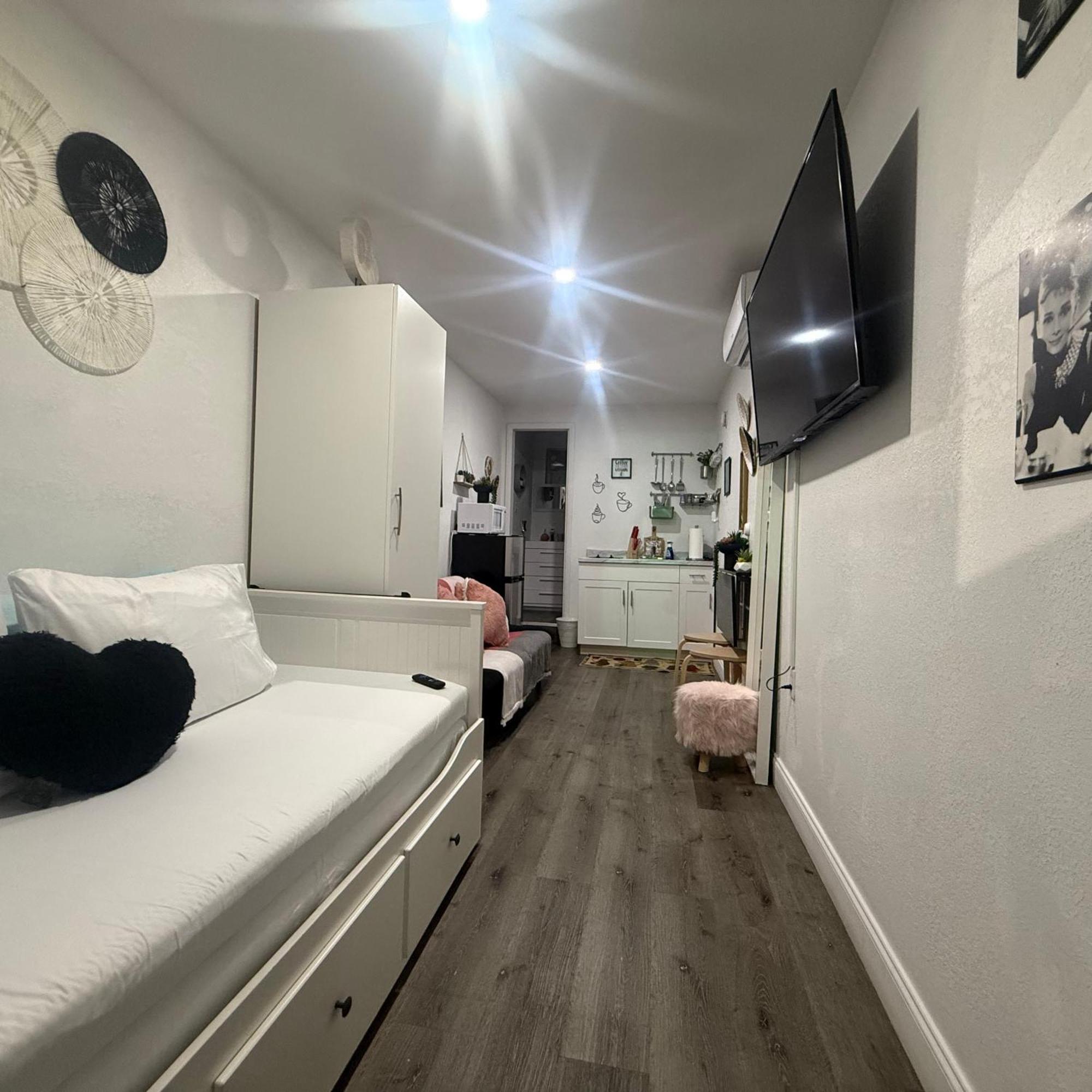 Tiny Place W Private Hot Jacuzzi 7 Min To International Airport Bed & Breakfast *