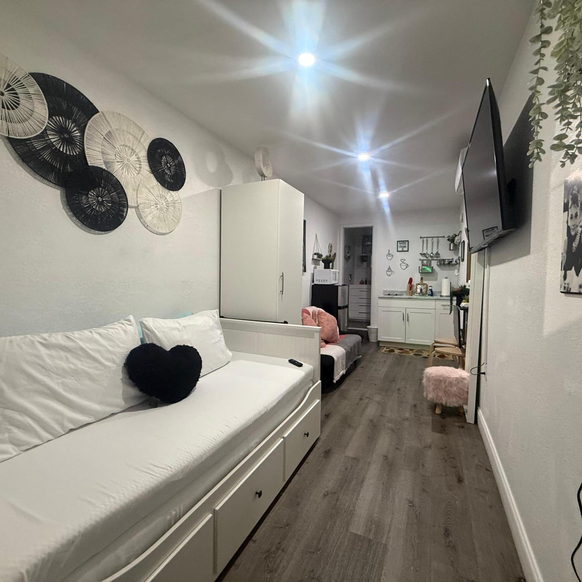 Tiny Place W Private Hot Jacuzzi 7 Min To International Airport Bed & Breakfast Miami