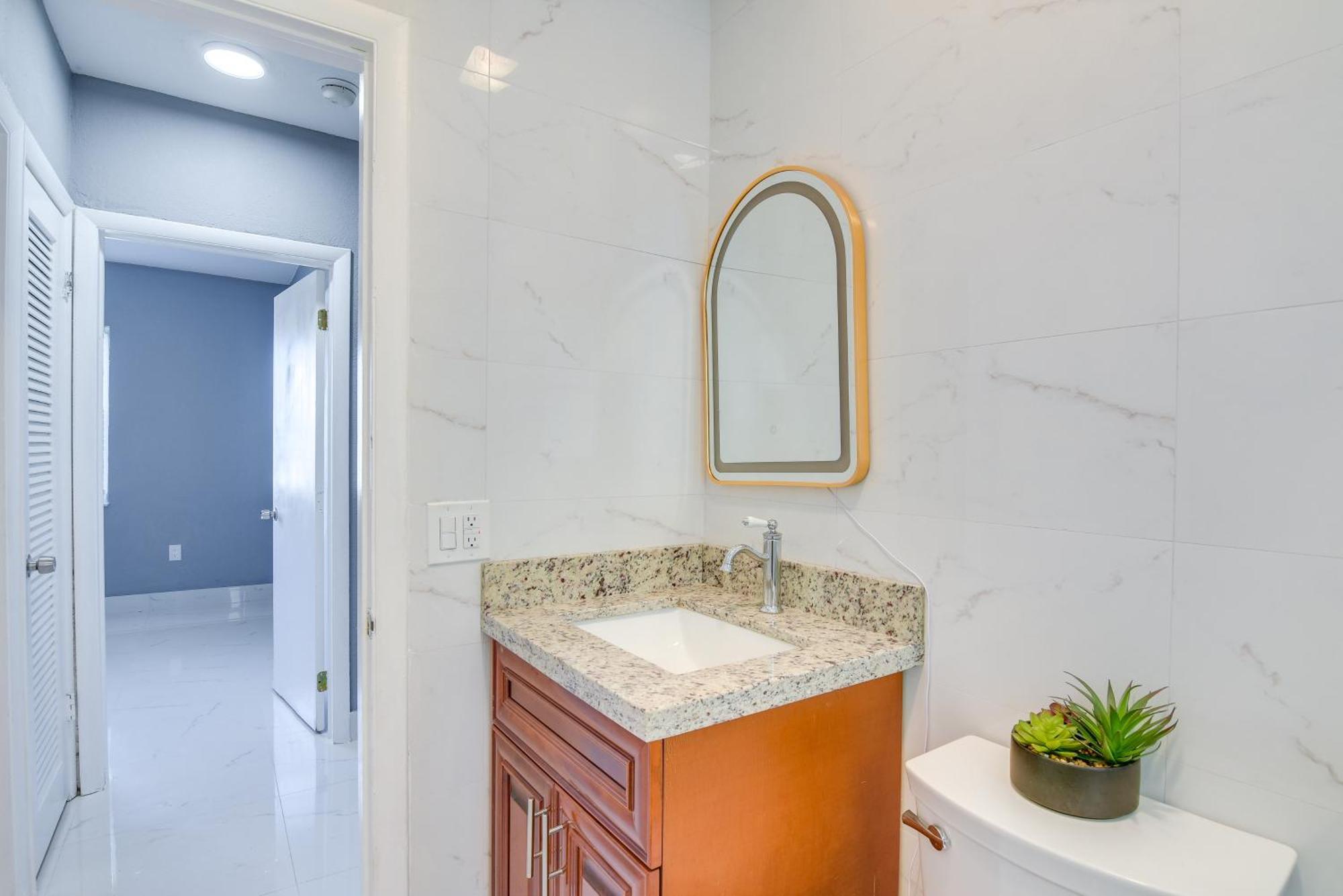 7 Mi To Surfside Pet-friendly Unit In Miami