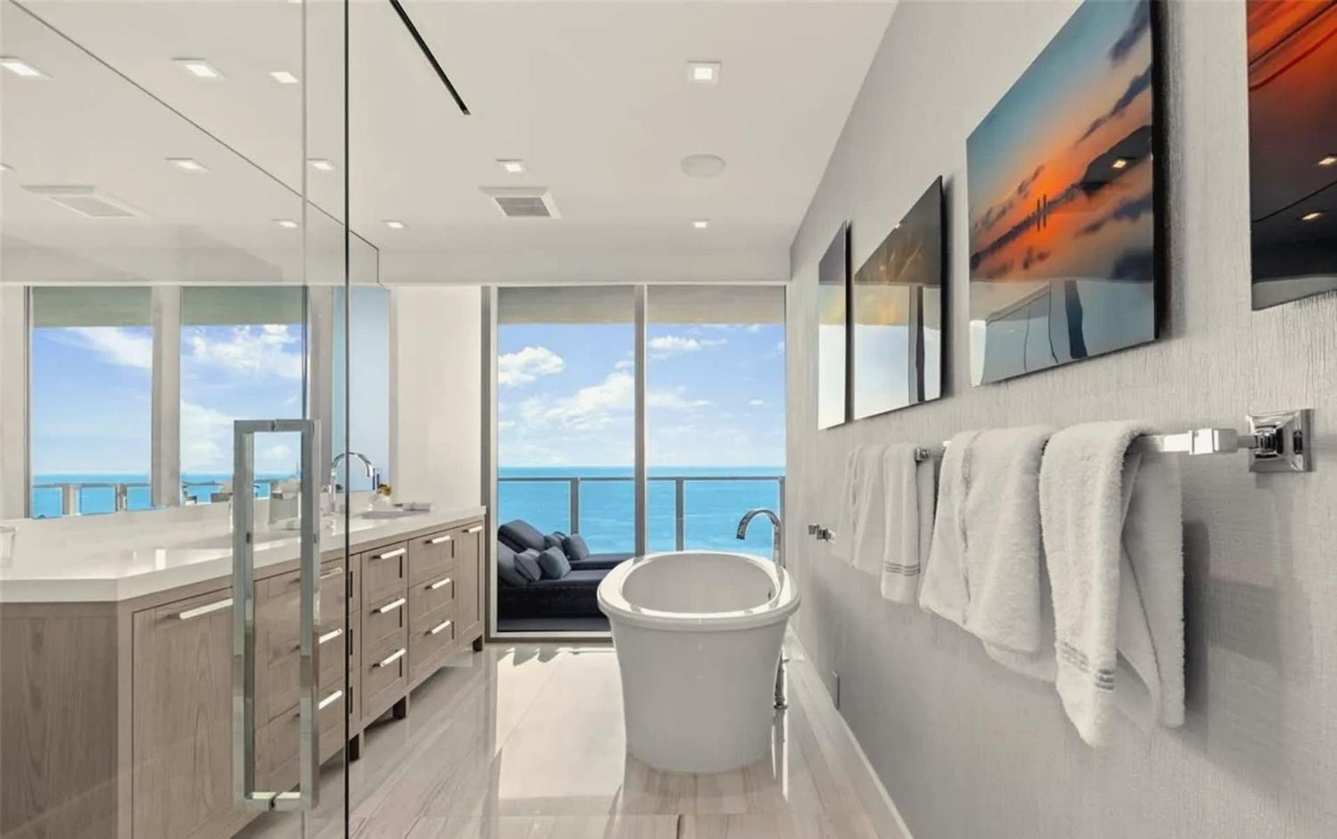 Luxury Coastal Living 3 Bedroom Unit *