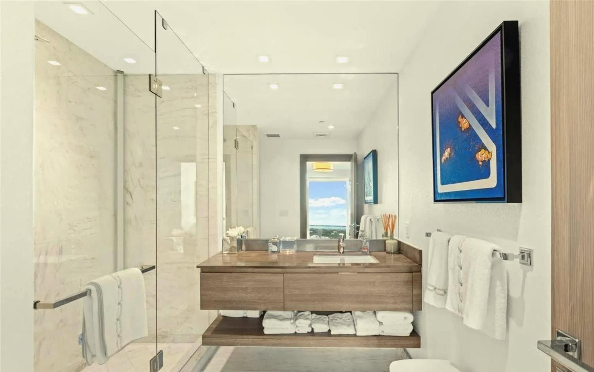Luxury Coastal Living 3 Bedroom Unit Apartment