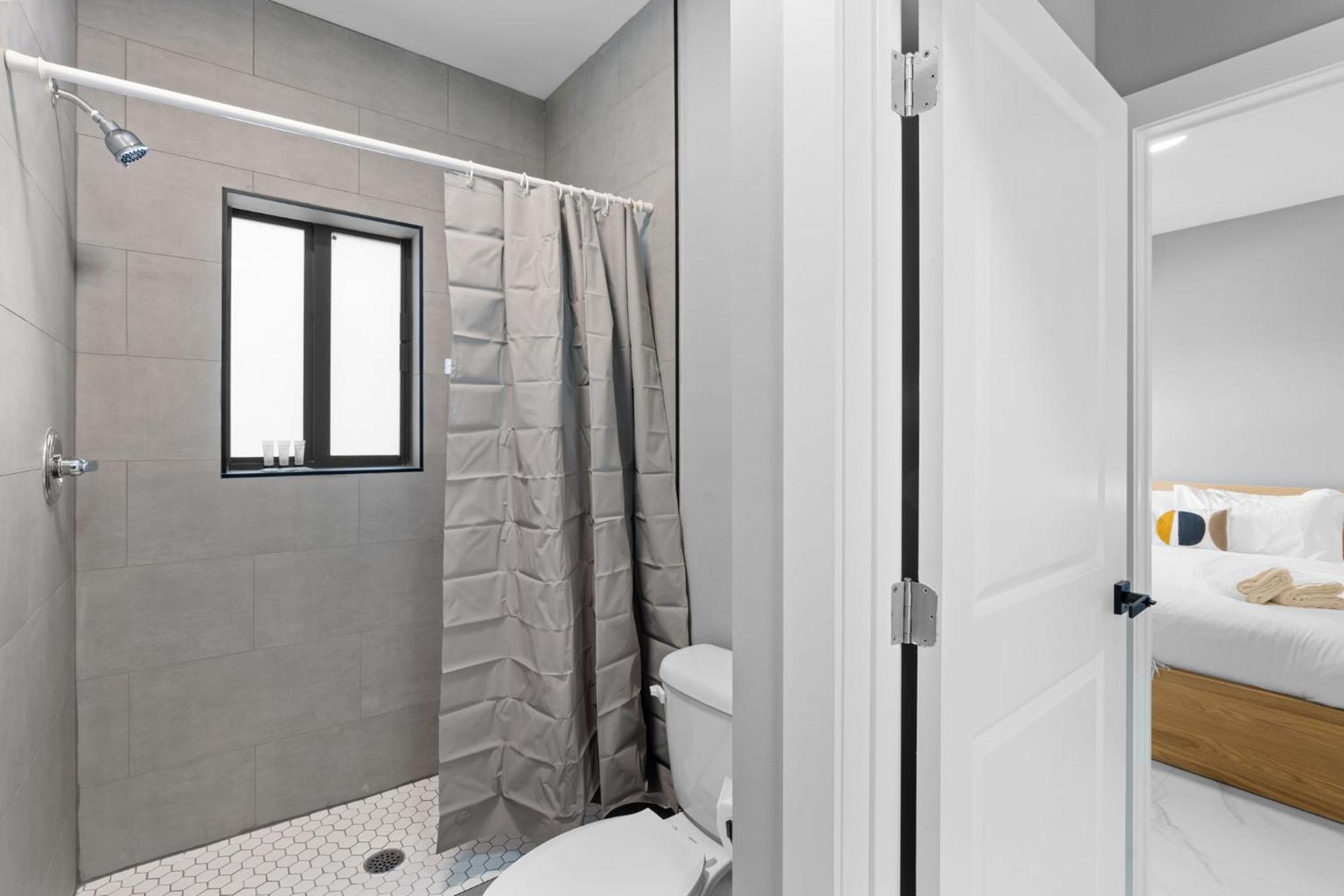 Spacious W Parking Free Apartment