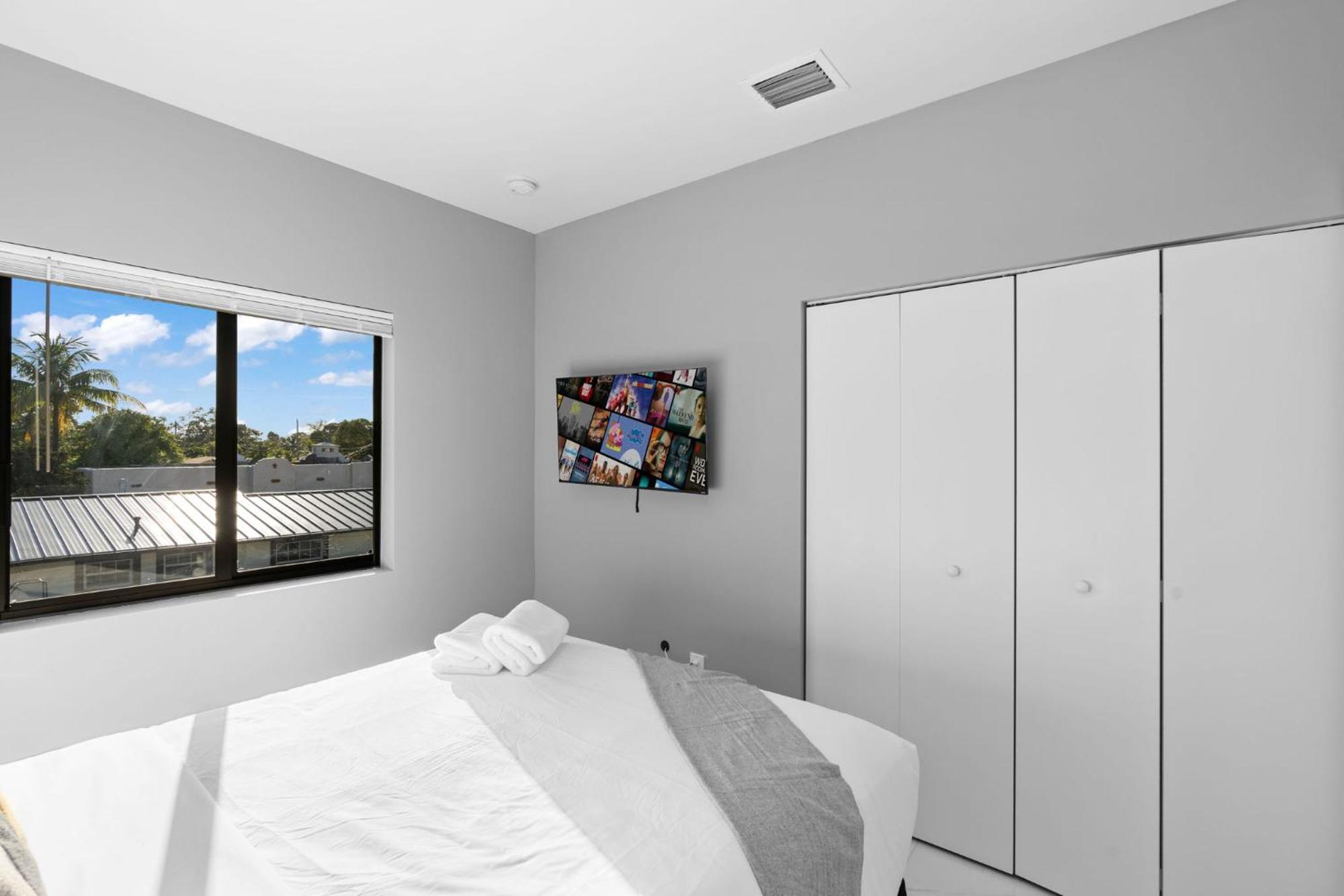 Spacious W Parking Free Apartment *