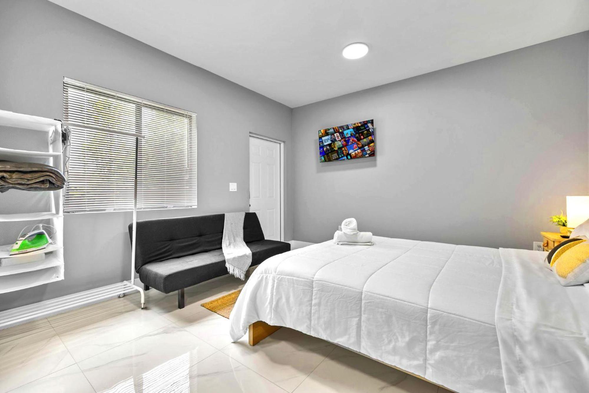 Apartment Spacious W Parking Free *