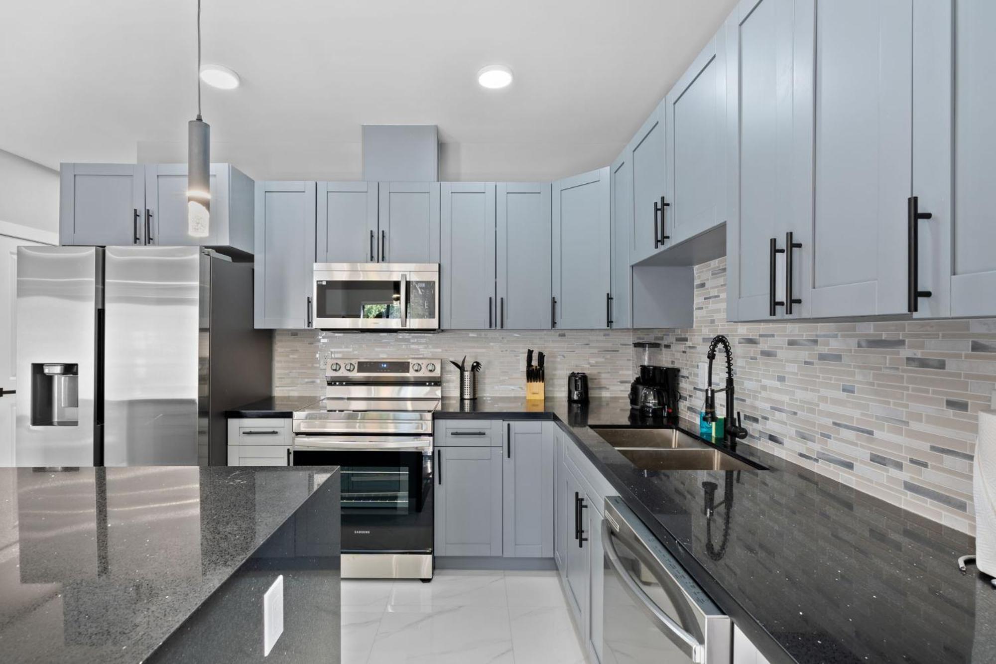 Spacious W Parking Free Apartment *