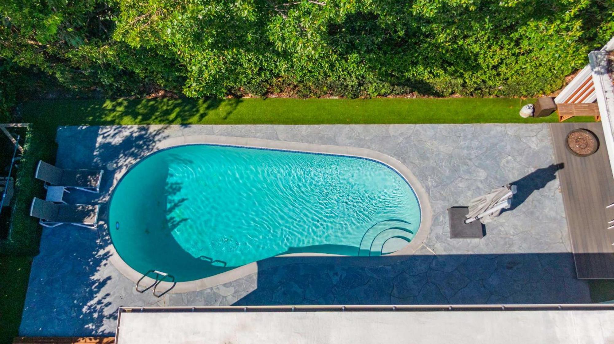 Spacious Retreat Sleeps 12 Private Pool Fire Pit Holiday home Miami