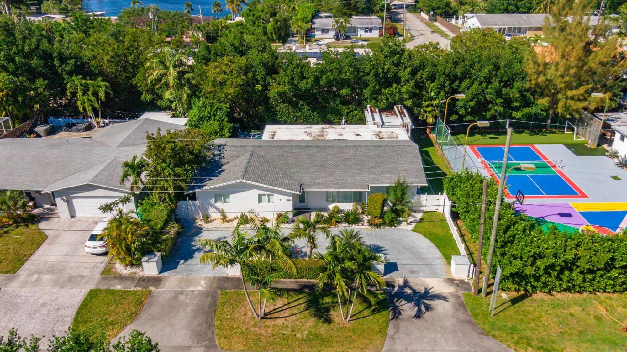 Spacious Retreat Sleeps 12 Private Pool Fire Pit Miami