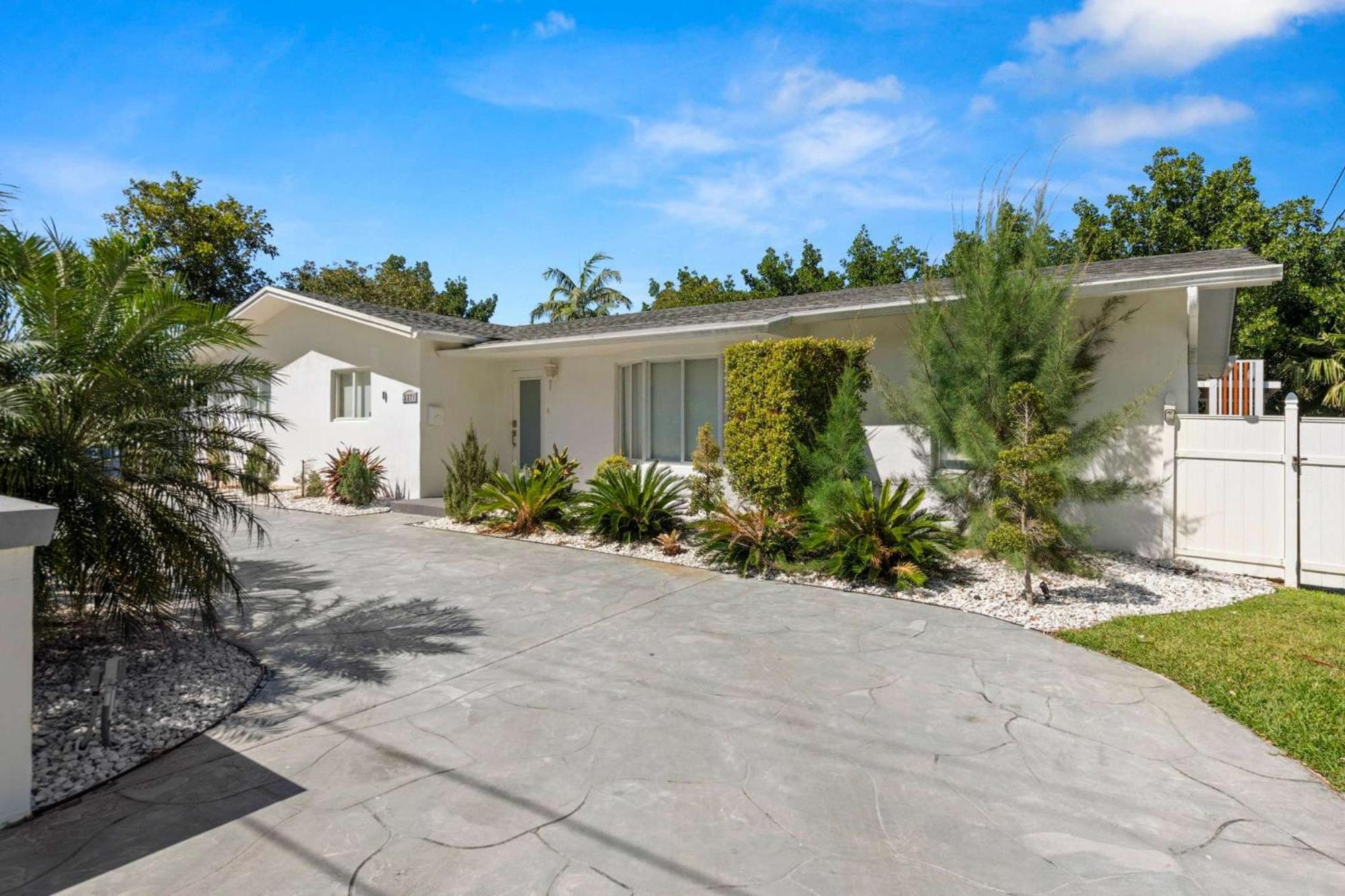 Spacious Retreat Sleeps 12 Private Pool Fire Pit