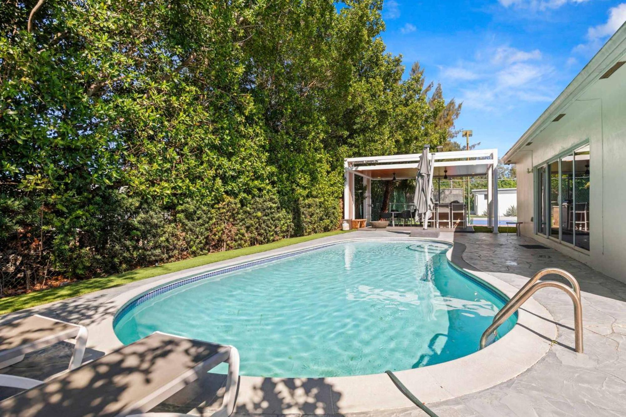 Spacious Retreat Sleeps 12 Private Pool Fire Pit