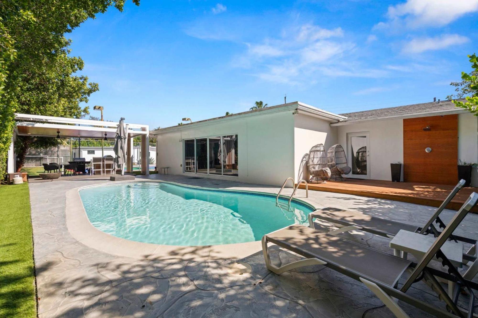 Spacious Retreat Sleeps 12 Private Pool Fire Pit Holiday home *