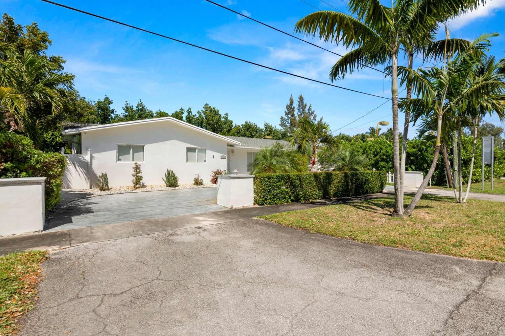 Spacious Retreat Sleeps 12 Private Pool Fire Pit Miami
